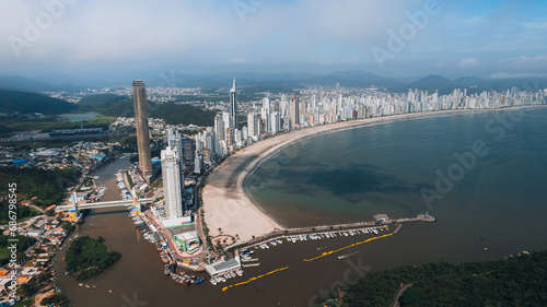 Imagens aéreas 4K da praia de Balneário Camboriu, Santa Catarina, vista da Barra Sul © Thiago