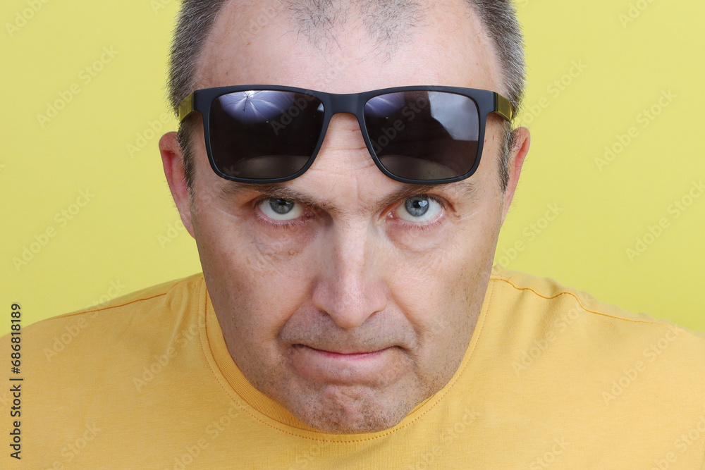 Portrait of a man with glasses.