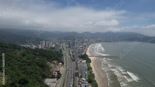 Drone 4k das praias de Itapema e Meia Praia em Santa Catarina. photo