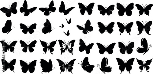 L'ensemble d'illustrations vectorielles de silhouettes de papillons présente une collection de silhouettes de papillons, les papillons sont parfaits pour les arrière-plans, les motifs et les designs. 