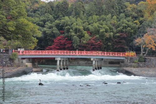 京都　宇治川　赤い橋と紅葉 photo