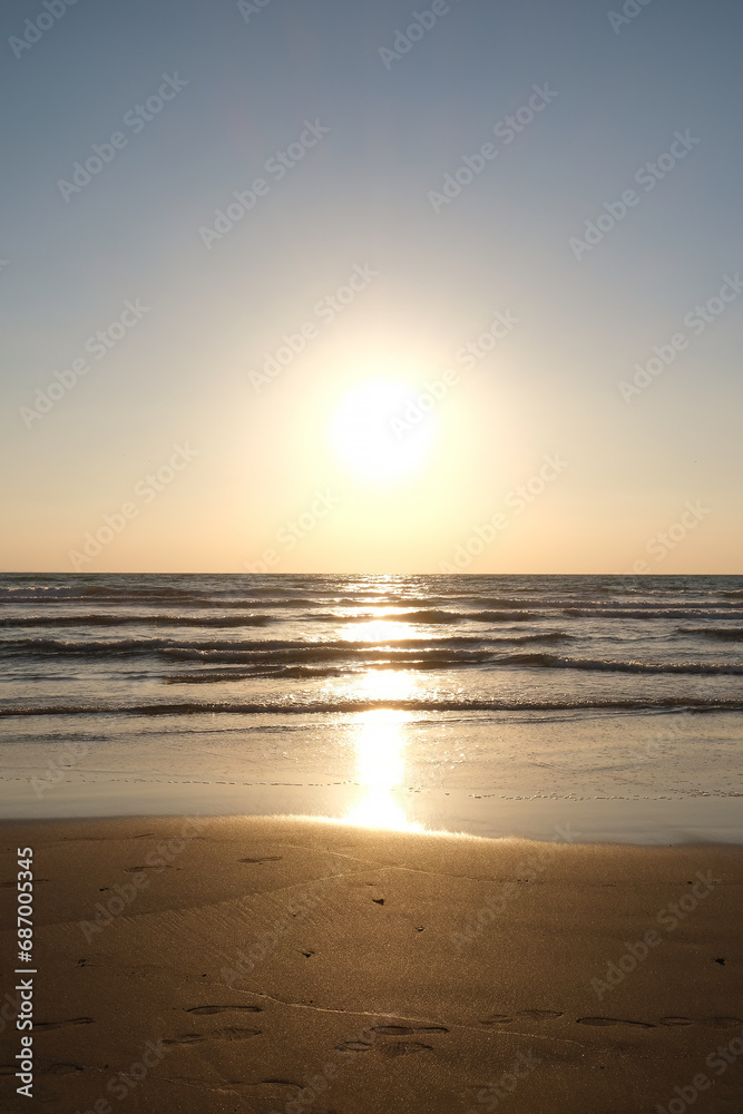 波打ちぎわと太陽の光の風景、稲佐の浜