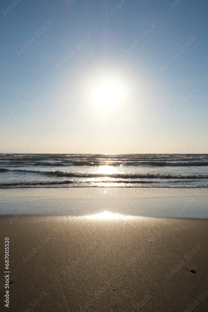 波打ちぎわと太陽の光の風景、出雲の稲佐の浜