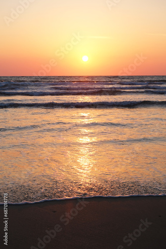 波打ちぎわと夕陽の光の風景、出雲の稲佐の浜