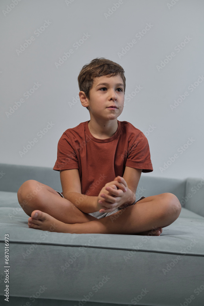 Obraz premium With a mischievous smile, he sits relaxed, highlighting the importance of downtime in children's increasingly busy lives.