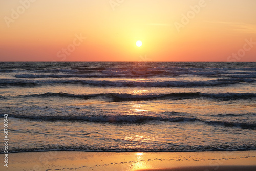 美しい海の波と夕陽の風景、日本海、出雲の稲佐の浜