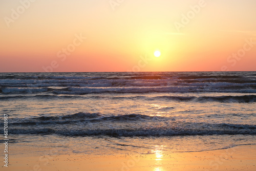 美しい海の波と夕陽の風景、日本海、出雲の稲佐の浜