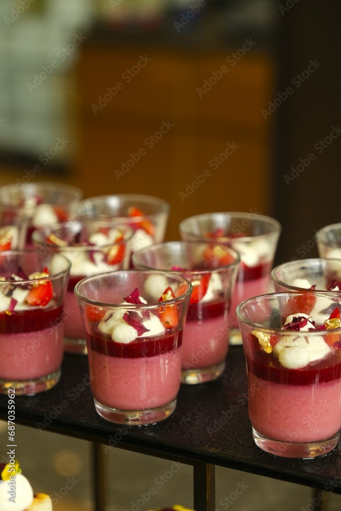 Beautiful jelly in glasses. Strawbery jelly woth topping. Makanan pencuci mulut Beautiful jelly in glasses. Strawbery jelly woth topping. Makanan pencuci mulut