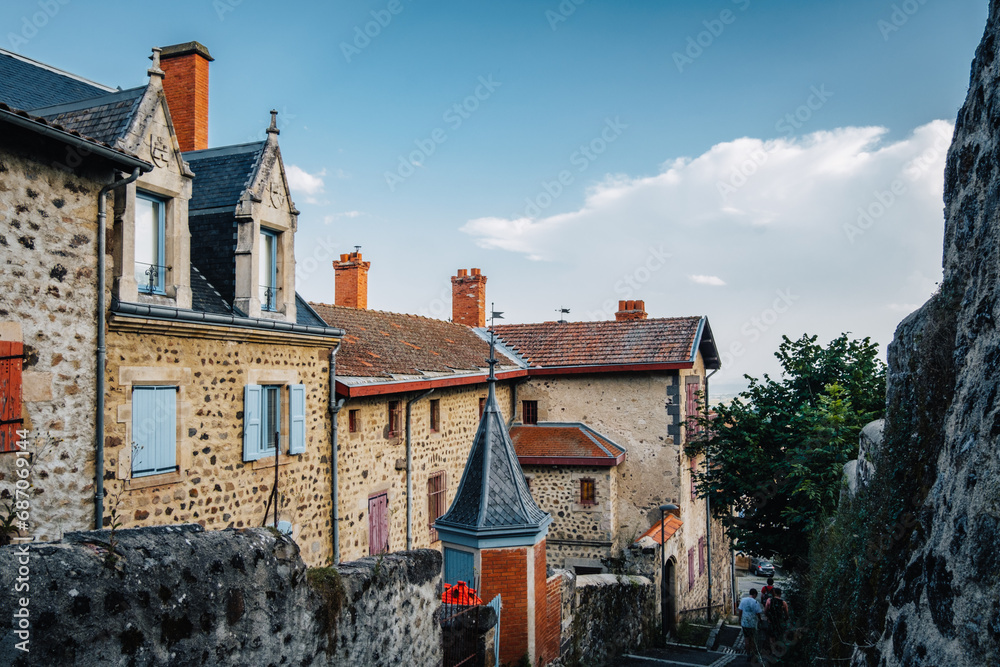 Φωτογραφία The streets of Allegre, a medieval village in the center of France (Haute Loire)