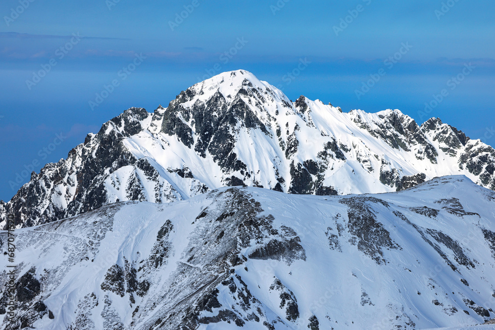 冠雪の北アルプスの剱岳
