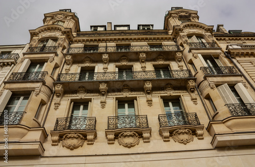 Obraz na płótnie The facade of a beautiful building in Paris w salonie