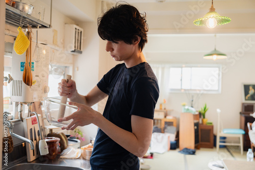 Fotografia 家でこだわりの料理をする若い男性