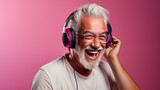 Un homme senior, heureux qui écoute de la musique au casque