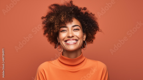 Une belle femme heureuse et souriante, arrière-plan coloré uni photo