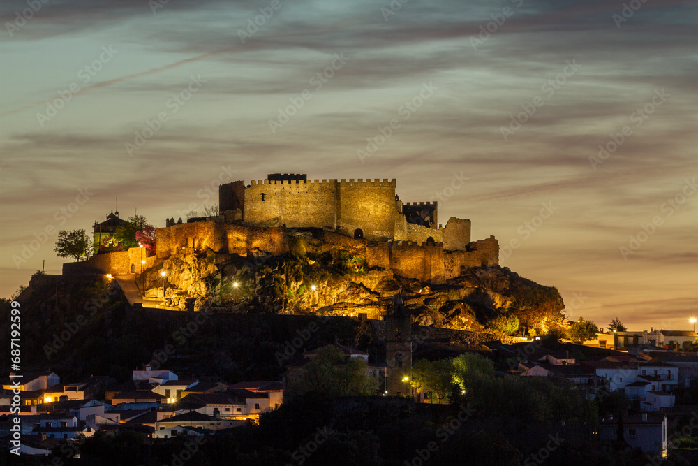 Das beleuchtete Castello von Montánchez