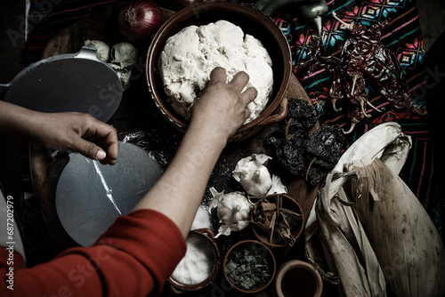 tortillas de maíz hechas a mano por mujer mexicana