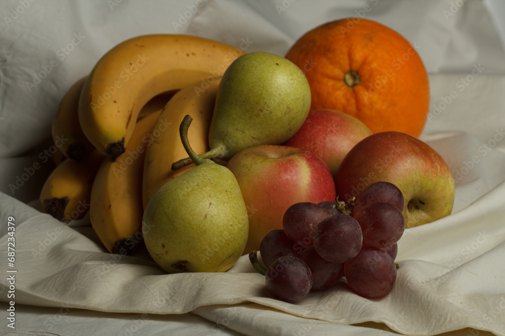 Bodegón frutal sobre tela con frutas de temporada de otoño