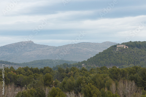 Paisaje con nubes del parque natural de la Sierra de Mariola desde el castillo de Barxell en Alcoi, España