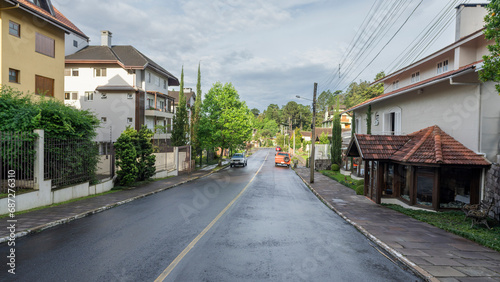 Rua tranquila com árvores e casas elegantes em bairro nobre da cidade de Gramado, Rio Grande do Sul