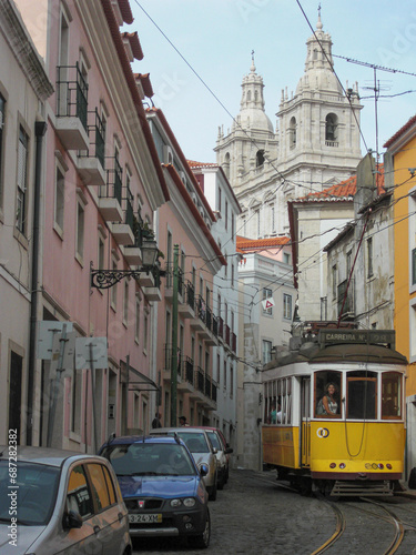 Typisch Lissabon; Altstadtblick mit Straßenbahn und Kloster Sao Vicente de Fora