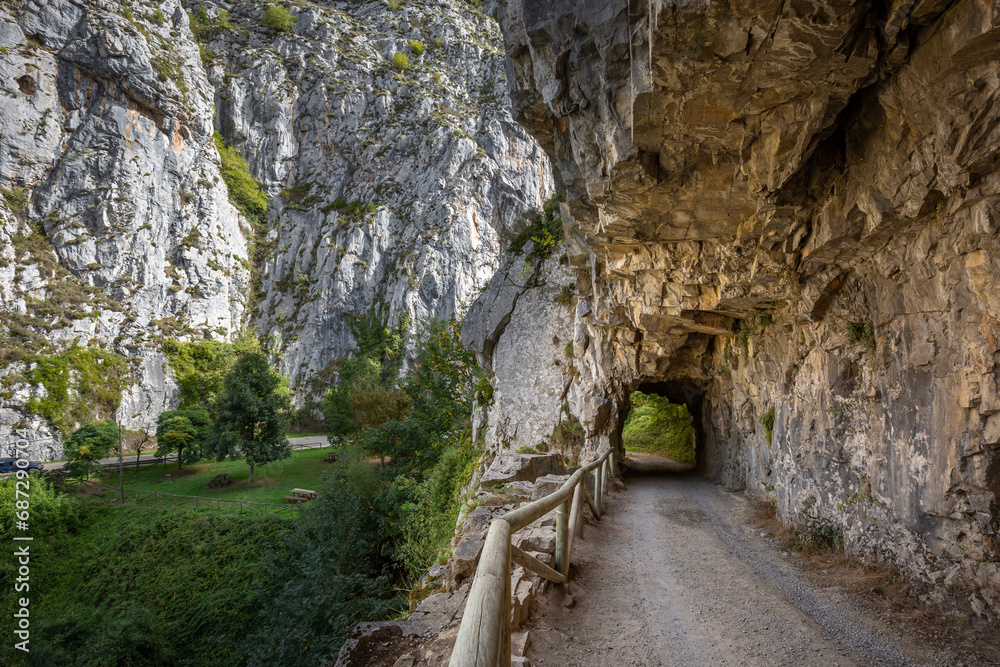 the path to Cueva Huerta (Fresnedo), Las Ubiñas - La Mesa Natural park, Municipality of Teverga, Asturias, Spain