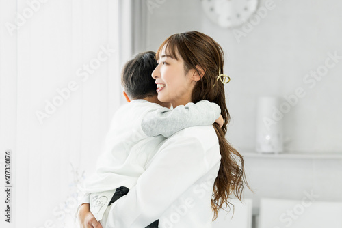 男の子を抱く笑顔の母親 photo
