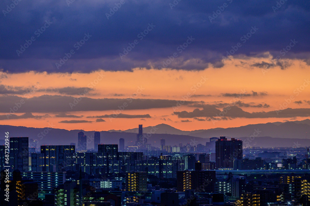 夜明け前、神戸岡本の梅林公園より神戸市街地と大阪湾の向こうの大阪南港方面の景観。