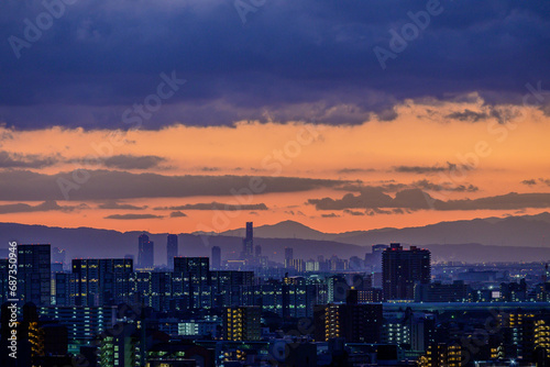 夜明け前、神戸岡本の梅林公園より神戸市街地と大阪湾の向こうの大阪南港方面の景観。