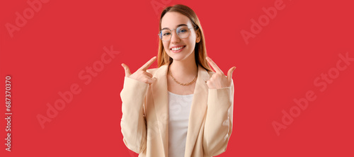 Young businesswoman pointin...
