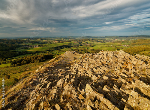 Sonnenuntergang   ber der Abtsrodaer Kuppe im Herbst  ein Nebengipfel der Wasserkuppe  Biosph  renreservat Rh  n  Hessen  Deutschland