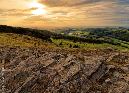 Sonnenuntergang über der Abtsrodaer Kuppe im Herbst, ein Nebengipfel der Wasserkuppe, Biosphärenreservat Rhön, Hessen, Deutschland