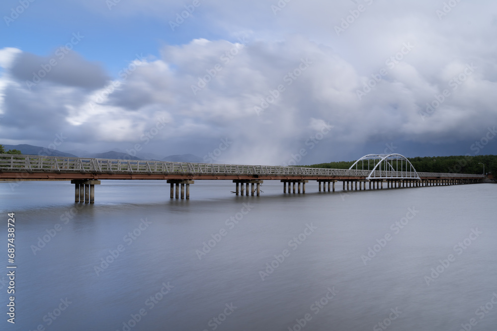 十三湖にある木製の遊歩道橋