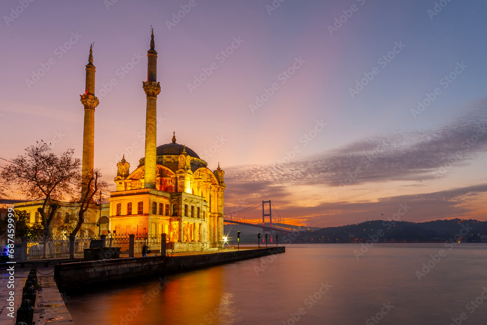 Obraz premium Ortakoy Mosque and Bosphorus bridge in Istanbul at sunrise, Turkey