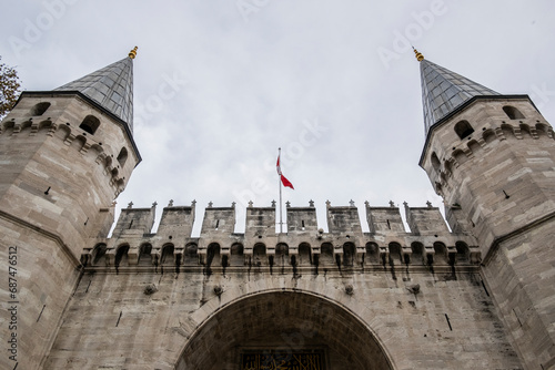 Muralla con torres de la entrada al Palacio Topkapi, la puerta del Saludo Estambul, Turquía