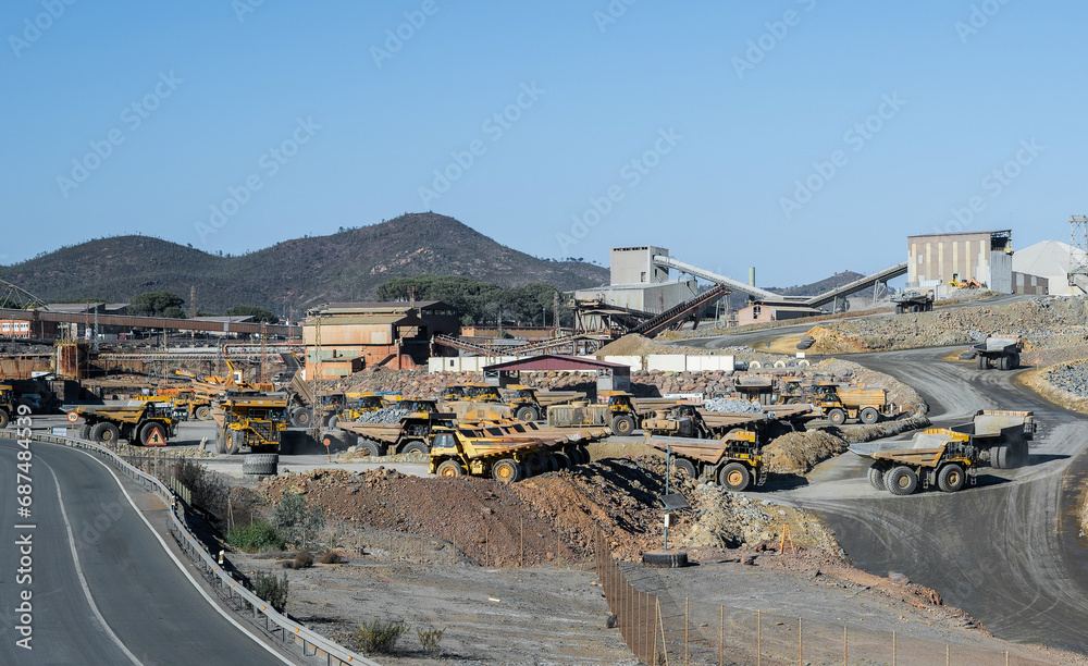 Camiones y maquinaria en una minería