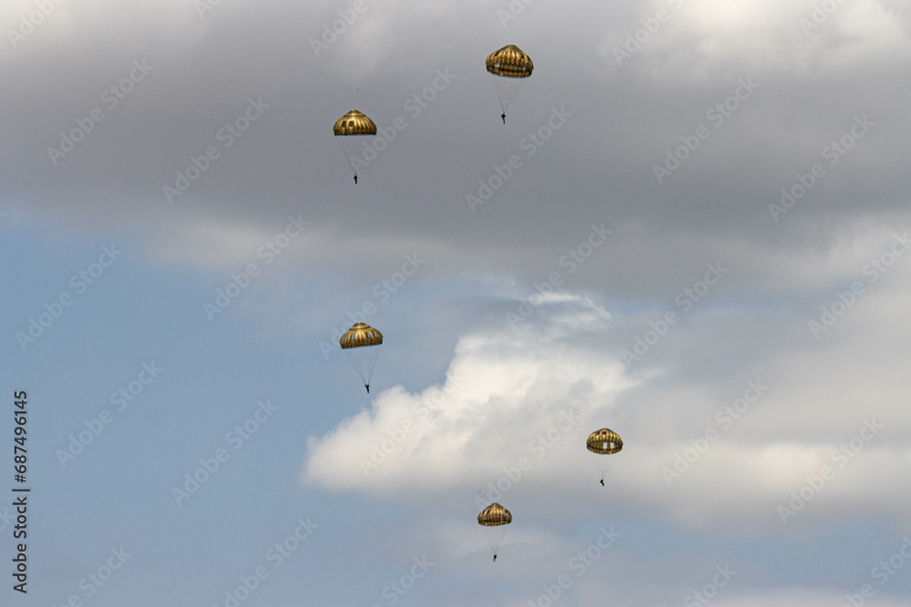 Fototapeta premium German Bundeswehr paratroopers in camouflage during a parachute jump