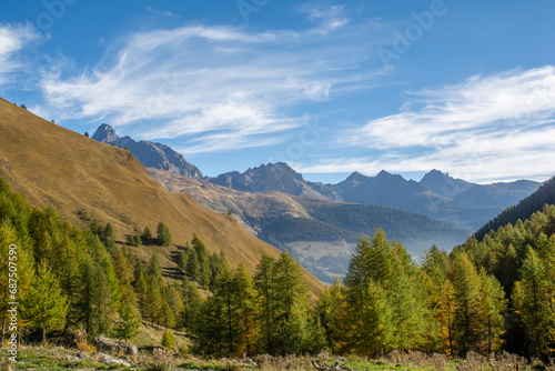 Spettacolo in Valle Varaita: dalla vetta del monte Peyron con vista sul Lago di Pontechianale e sulla cima del Monviso photo
