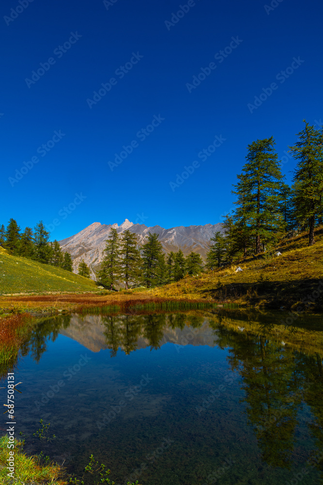 Spettacolo in Valle Varaita: dalla vetta del monte Peyron con vista sul Lago di Pontechianale e sulla cima del Monviso Spettacolo in Valle Varaita: dalla vetta del monte Peyron con vista sul Lago di Pontechianale e sulla cima del Monviso