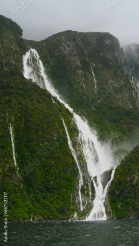 Wasserfall bei Milford Sound in Neuseeland