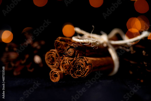Bâtons de cannelle enroulée pour Noël avec des lumières douce 