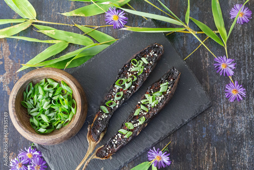 Planche en adoise avec demi aubergines cuisinées à la japonaise photo