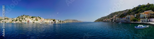 Hafenpanorama der griechischen Insel Simi im ägäischen Meer