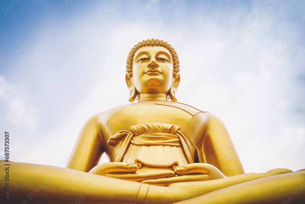 Naklejka premium Big golden buddha statue