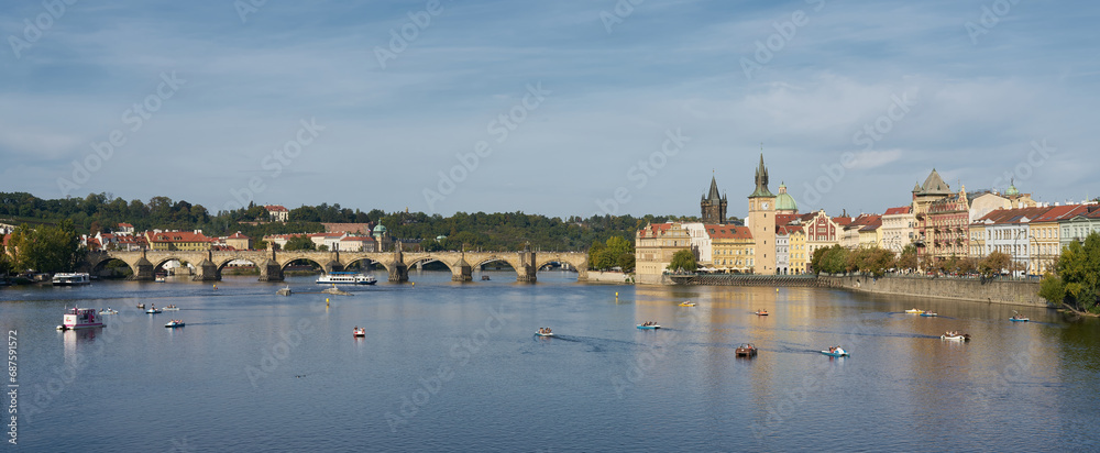 Panoramabild der Stadt Prag mit der Moldau und der Karlsbrücke