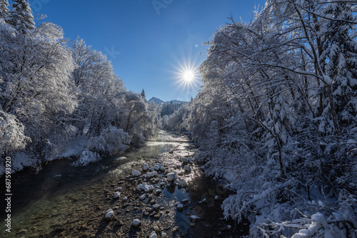 Winterlandschaft mit Fluss im Allgäu