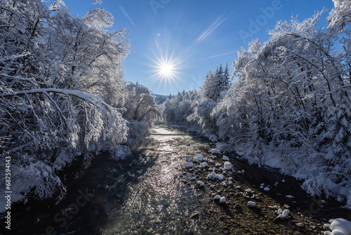 Winterlandschaft mit Fluss im Allgäu 