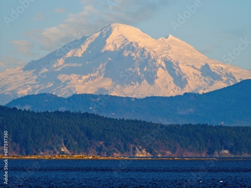 Mount Baker in Washington state, seen from the shore of Sidney © pr2is
