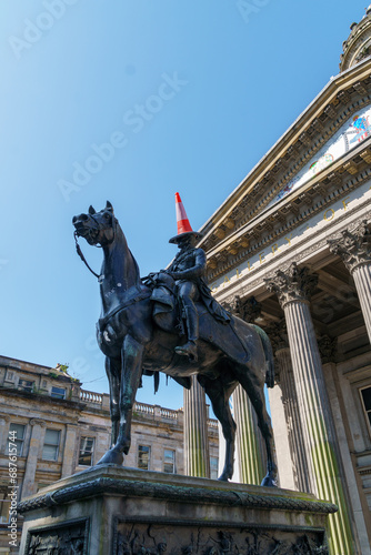 Canvastavla Duke of Wellington statue in Glasgow - side view in front of museum
