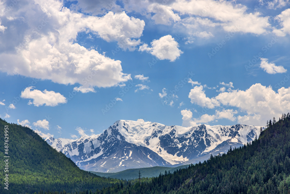 Obraz premium Altai mountains in snow under white clouds