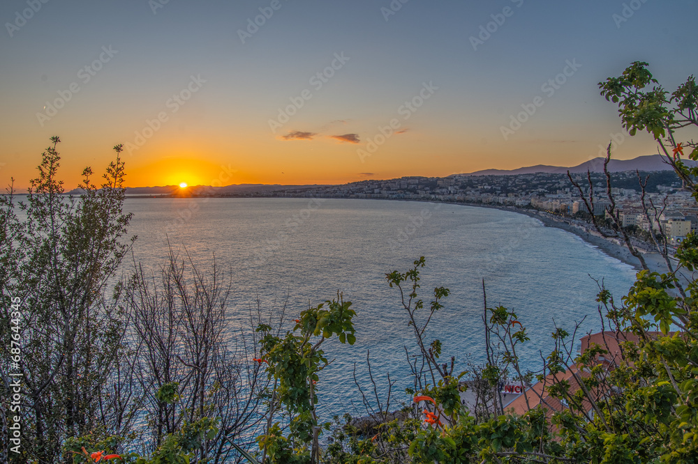 Coucher de soleil sur la baie des anges à Nice, perle de la Côte d'Azur